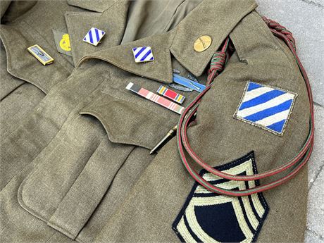 U.S. Army WWII Ike Jacket with 35th Infantry Division Insignia