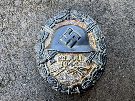Museum quality solid Silver, July 44 wound badge