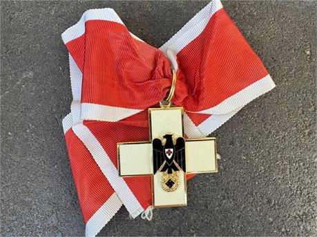 REPRODUCTION RED CROSS NECK CROSS