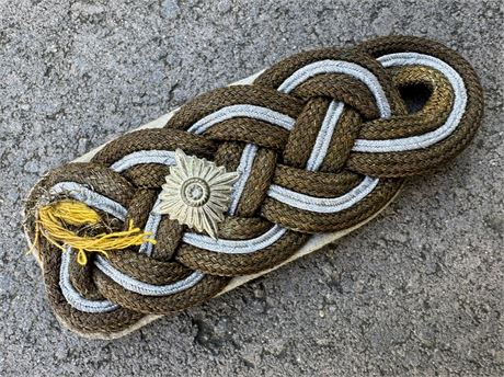 Single Gruppenfuhrer Shoulderboard, Dog-Molested